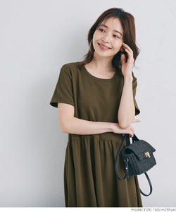 一件女士浮雕處理，切換一件收集的耀斑短袖較長的郵件服務