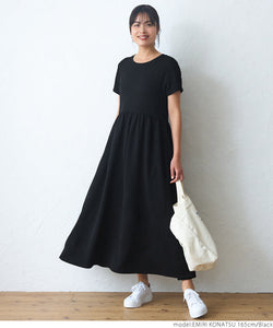 一件女士浮雕處理，切換一件收集的耀斑短袖較長的郵件服務